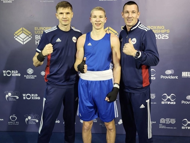 Slovenský reprezentant v boxe Juraj Bóna (v strede)
