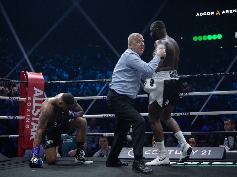 Tony Yoka utrpel prvú prehru v profesionálnej kariére.