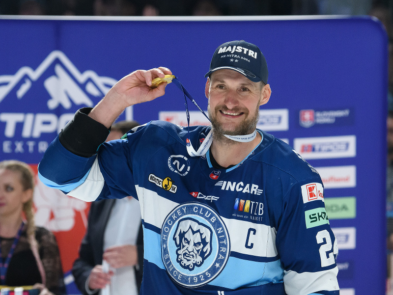 Kapitán Nitry Branislav Mezei pózuje so zlatou medailou počas osláv majstrovského titulu