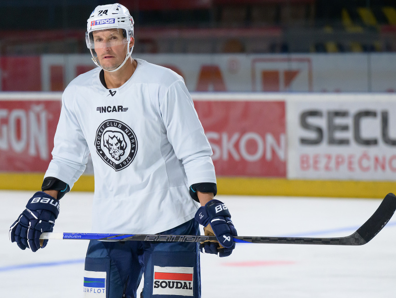 Na snímke hráč HK Nitra Branislav Mezei počas tréningu