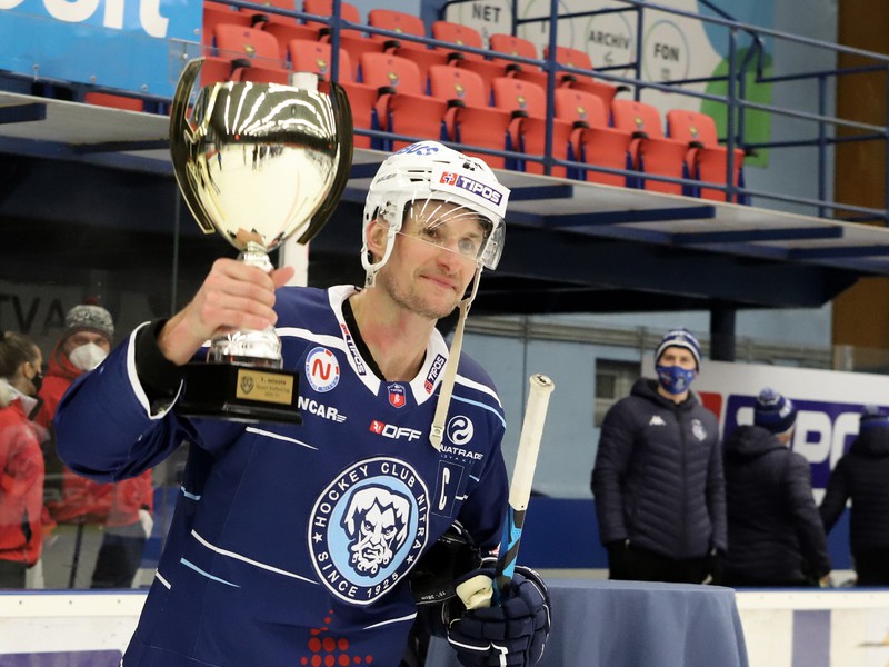 Na snímke kapitán Nitry Branislav Mezei drží trofej   po víťazstve nad Popradom vo finále Tipsport Kaufland Cupu