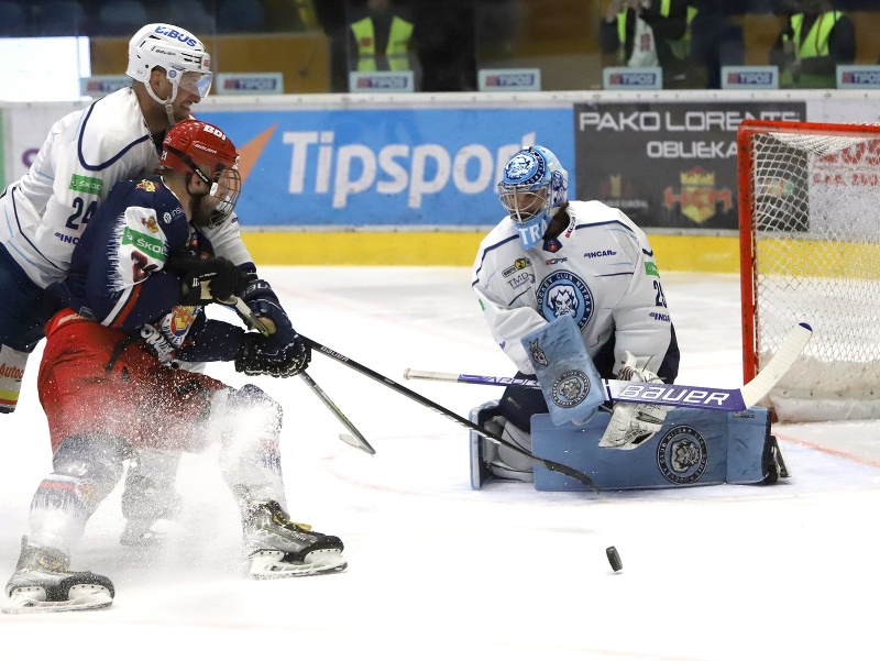 Na snímke zľava Branislav Mezei (Nitra), Radovan Puliš (Zvolen) a brankár Nitry Matthew O´ Connor počas druhého semifinálového zápasu Kaufland play off Tipos extraligy HKM Zvolen - HK Nitra 