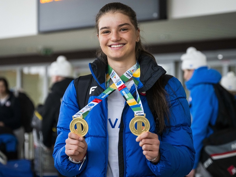 Biatlonistka Michaela Straková pózuje s medailou z Európskeho olympijského festivalu mládeže (EYOF) v gruzínskom Bakuriani počas brífingu po prílete slovenskej výpravy z EYOF