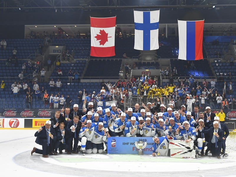 Fínski hokejisti pózujú s trofejou a zlatými medailami po víťazstve nad Kanadou 