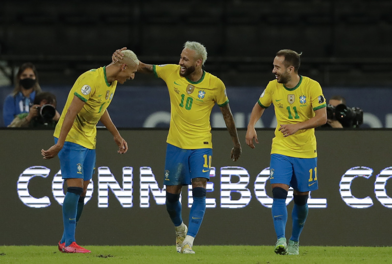 Na snímke brazílski hráči, zľava Richarlison, Neymar a Everton Ribeiro oslavujú gól