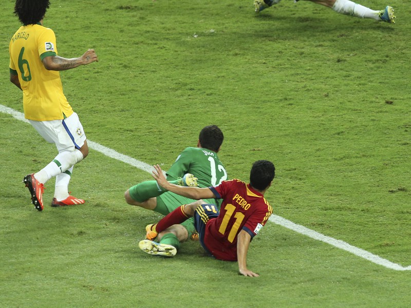 David Luiz vykopáva loptu z gólovej čiary