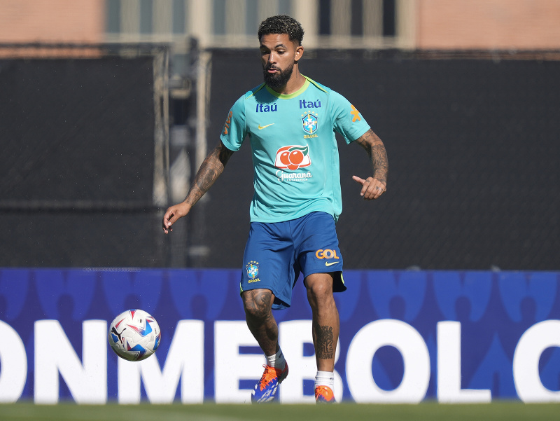 Douglas Luiz na tréningu Brazílie