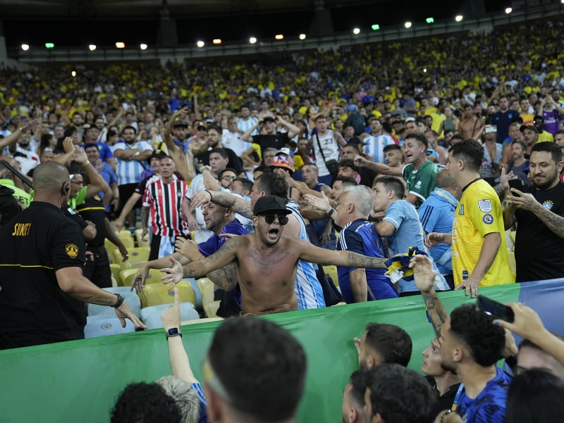 Fanúšikovia na tribúnach po bitke počas zápasu Brazília - Argentína