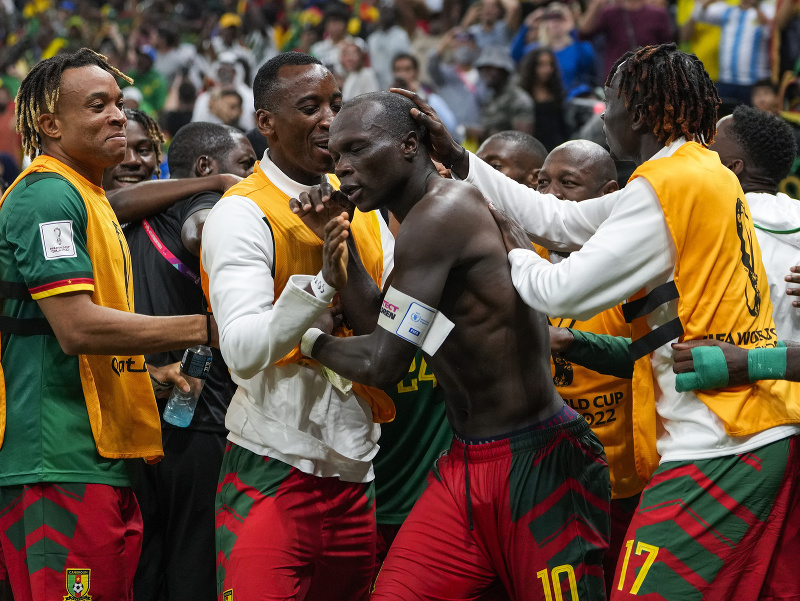 Vincent Aboubakar oslavuje gól s vyzlečeným dresom, za ktorý si vyslúžil 2. žltú kartu