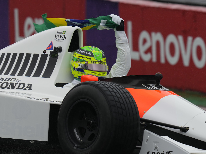 Britský pretekár F1 Lewis Hamilton z Mercedesu jazdí v monoposte McLaren MP4/5B, ktorý patril legendárnemu brazílskemu pilotovi Ayrtonovi Sennovi, pred nedeľnou VC Brazílie 