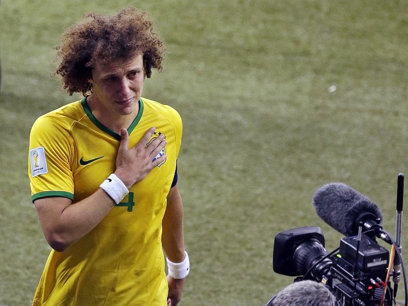 Ilustračné foto: Ťažké chvíle zastupujúceho kapitána Davida Luiza po zdrvujúcej prehre v semifinále.