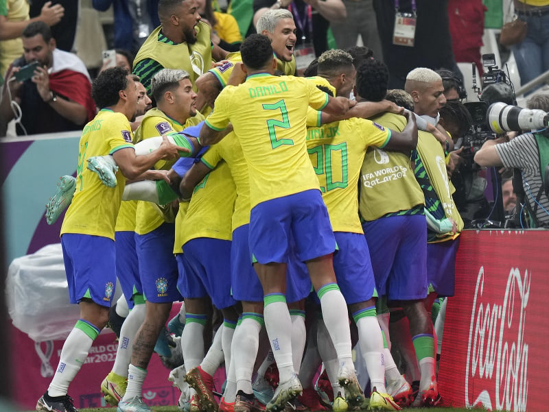 Futbalisti Brazílie oslavujú gól