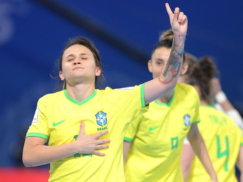 Amanda Lyssa de Oliveira Crisostomo z Brazílie oslavuje gól