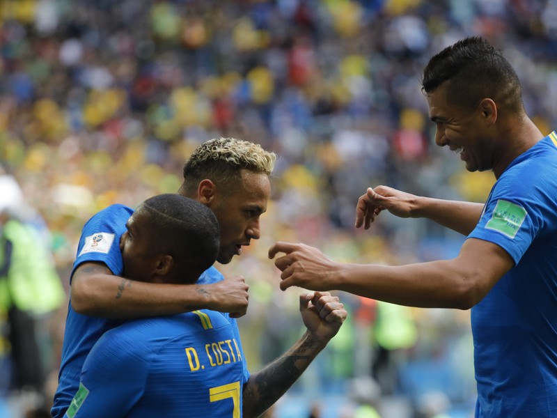 Neymar, Douglas Costa a Casemiro oslavujú gól Brazílie