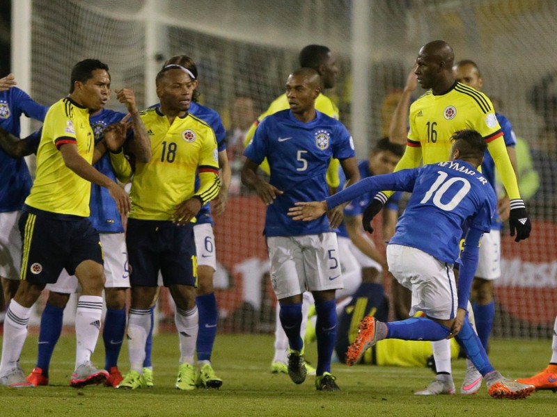 Carlos Bacca a Neymar neudržali nervy na uzde