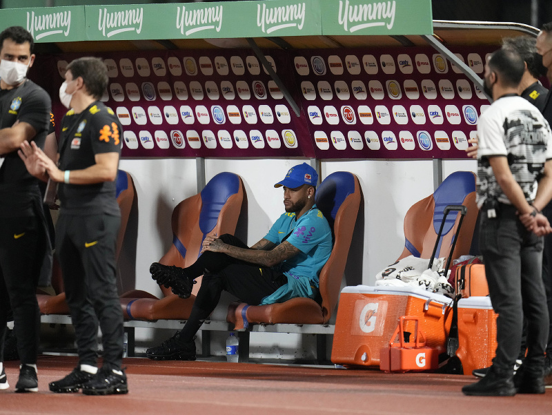Neymar na lavičke Brazílie pred kvalifikačným súbojom s Venezuelou