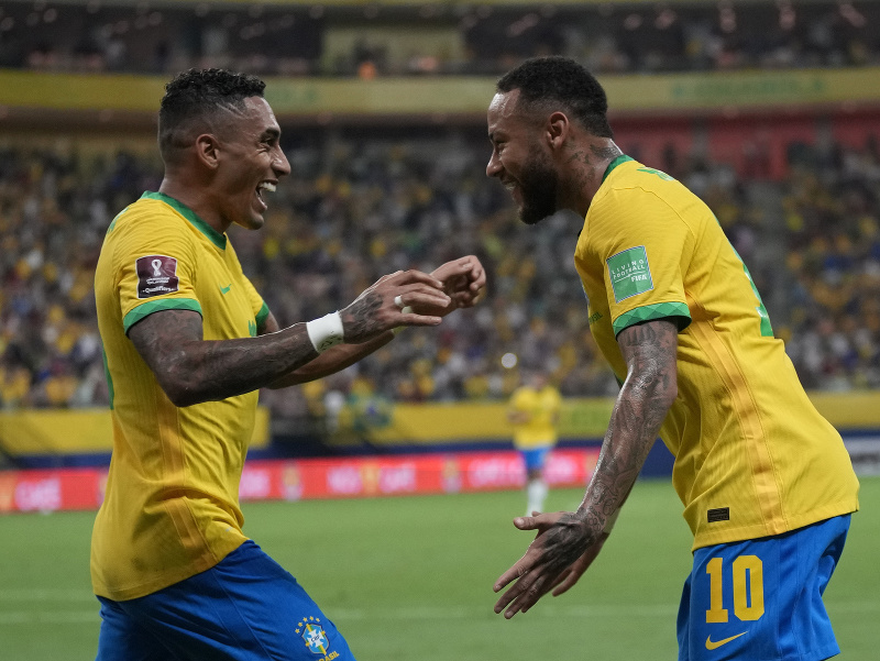 Raphinha a Neymar sa radujú z gólu
