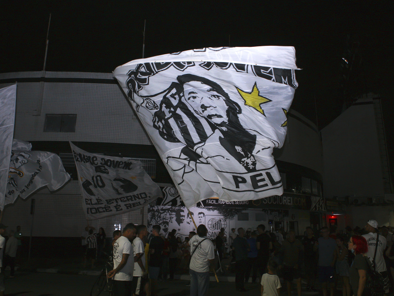 V Brazílii spomínajú na zosnulú futbalovú legendu Pelého