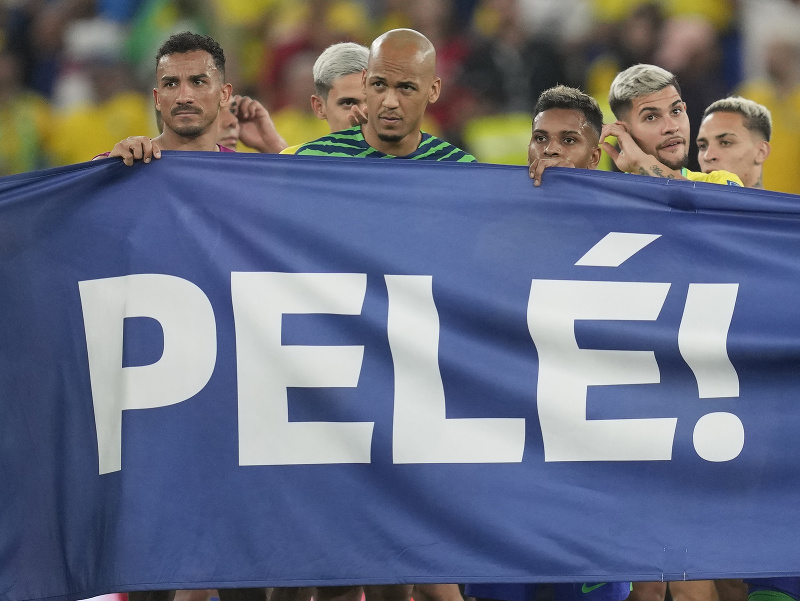 Brazílski futbalisti držia transparent na podporu Pelého 