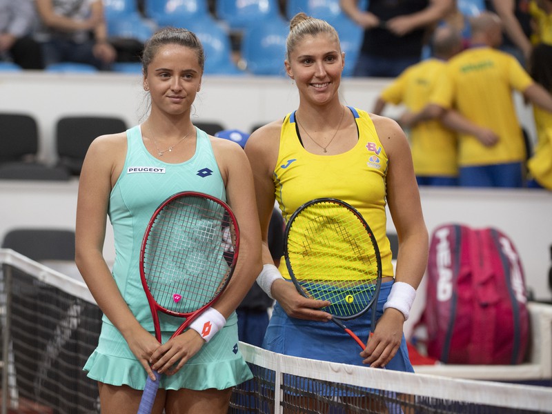 Na snímke slovenská tenistka Viktória Kužmová (vľavo) a brazílska tenistka Beatriz Haddadová Maiová