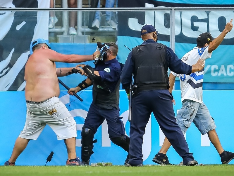Aj brazílski futbaloví chuligáni dali o sebe vedieť