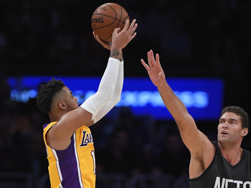 D'Angelo Russell (vľavo) strieľa spoza brániaceho Brooka Lopeza