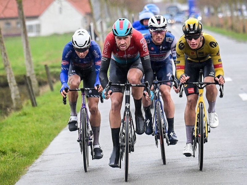 Cyklisti v úniku počas belgickej klasiky Bruggy - De Panne