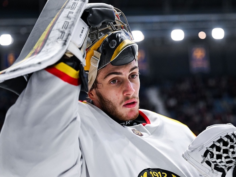 Taliansky hokejový brankár Damian Clara 
