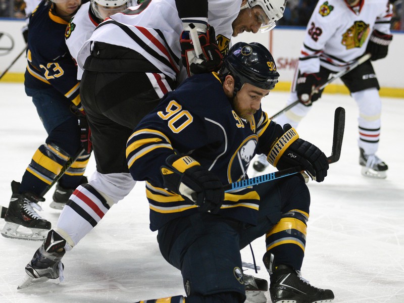 Artem Anisimov a Ryan O'Reilly v súboji o puk