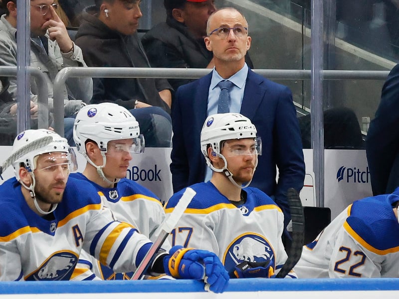  Na archívnej snímke zo 7. marca 2023 v Elmonte tréner Buffala Sabres Don Granato na striedačke počas zápasu zámorskej NHL