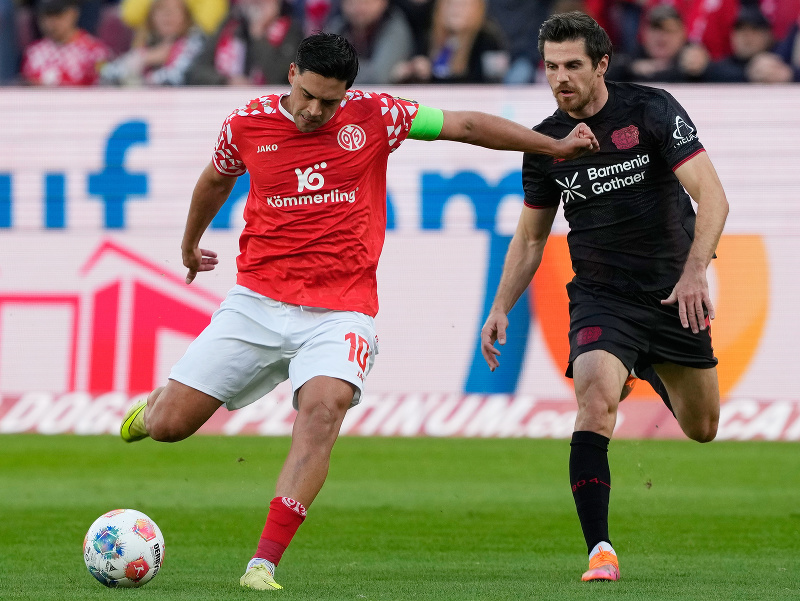 Nadiem Amiri (v červenom) a Jonas Hofmann v súboji o loptu