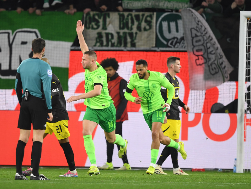 Slovenský obranca Denis Vavro z Wolfsburgu sa raduje z gólu