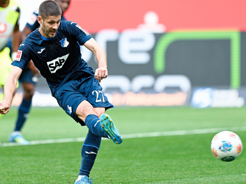 Útočník Hoffenheimu Andrej Kramaric strieľa gól z penalty