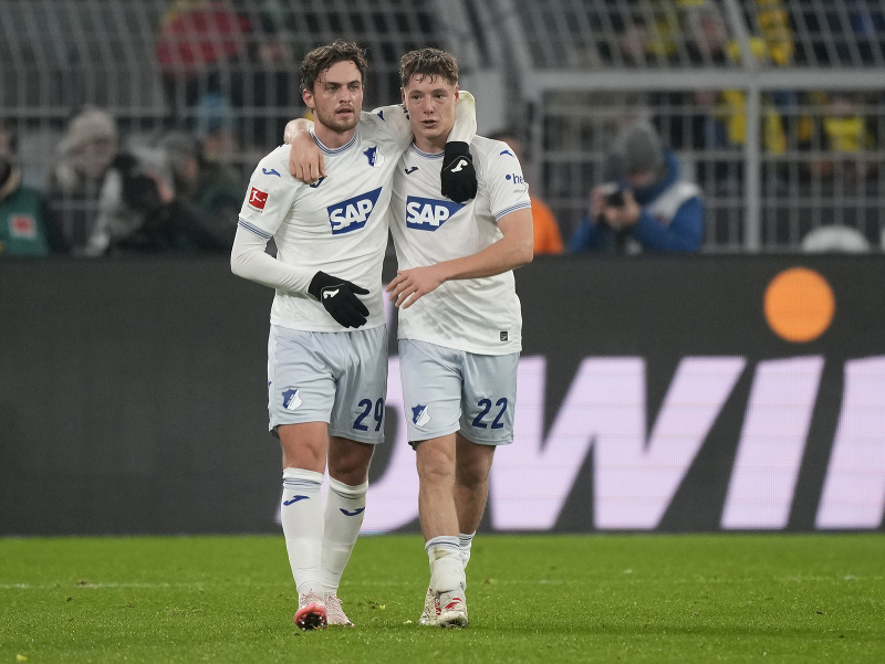 Dvojica Hoffenheimu - zľava Jacob Bruun Larsen a Alexander Prass