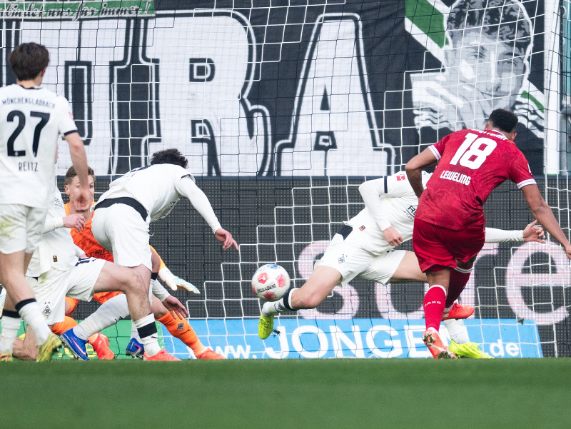 Jamie Leweling v drese VFB Stuttgart strieľa gól 
