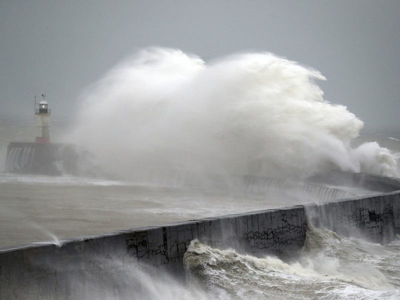 Na snímke obrovské vlny narážajú na hrádzu počas búrky Ciara v anglickom Newhavene