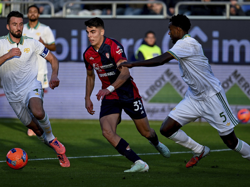 Bryan Cristante, Adam Obert a Obite Evan Ndicka v súboji o loptu