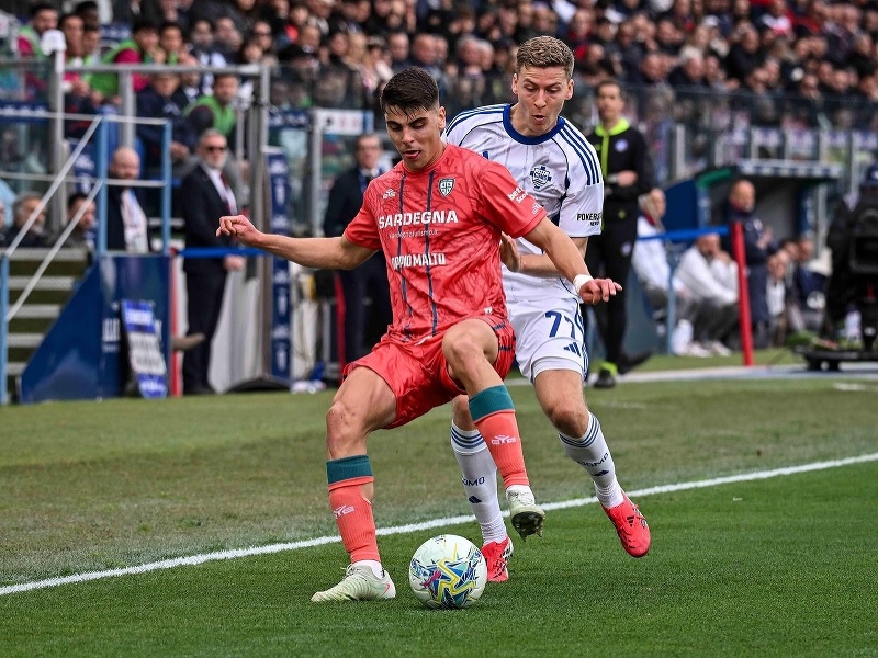 Adam Obert z Cagliari Calcio počas zápasu Cagliari Calcio verzus Como 1907