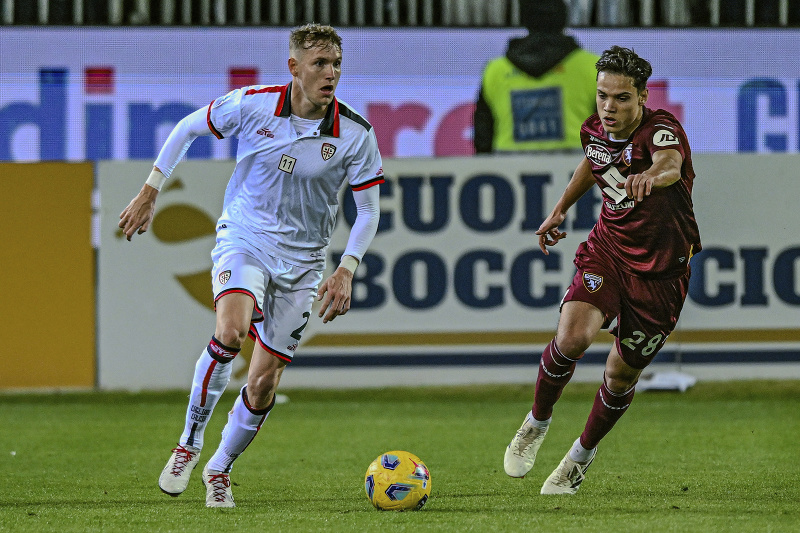 Český futbalista Jakub Jankto (vľavo) v drese Cagliari