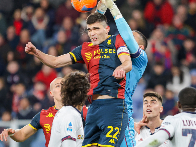 Hráč Janova Johan Vasquez a brankár Elia Caprile z Cagliari v súboji o loptu, druhý vpravo Slovák Adam Obert z Cagliari počas zápasu 