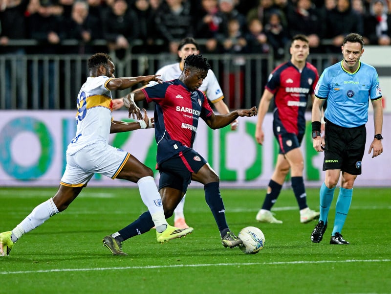 Hráč Cagliari Ibrahim Sulemana Kakari v súboji proti tímu Lecce