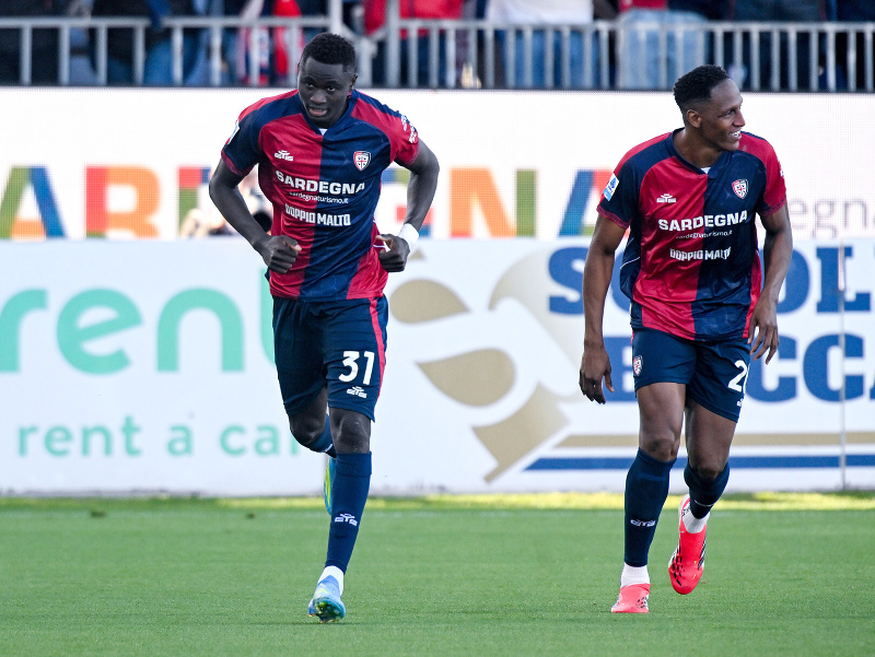 hráč Cagliari Paul Mendy sa raduje po strelení gólu