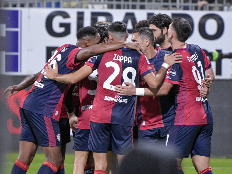 Futbalisti Cagliari oslavujú gól