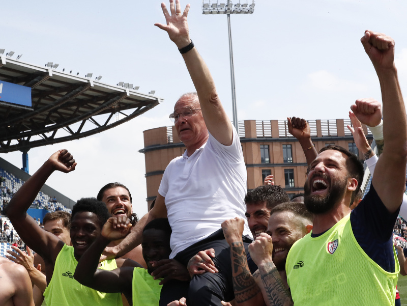 Tréner Claudio Ranieri oslavuje s hráčmi Cagliari 