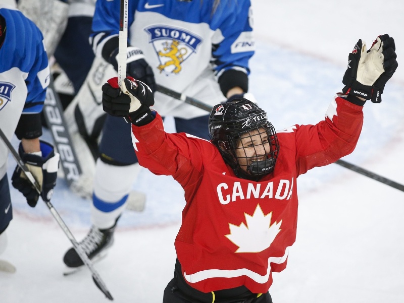 Kanadská hokejistka Jamie Rattrayová sa teší z gólu