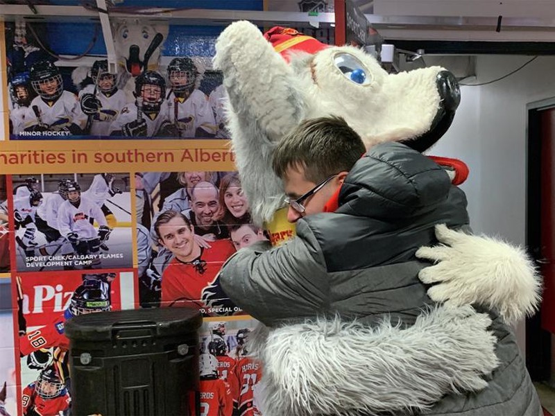 Český hokejový brankár David Rittich z Calgary splnil sen svojmu bratovi Tomášovi, ktorý trpí autizmom