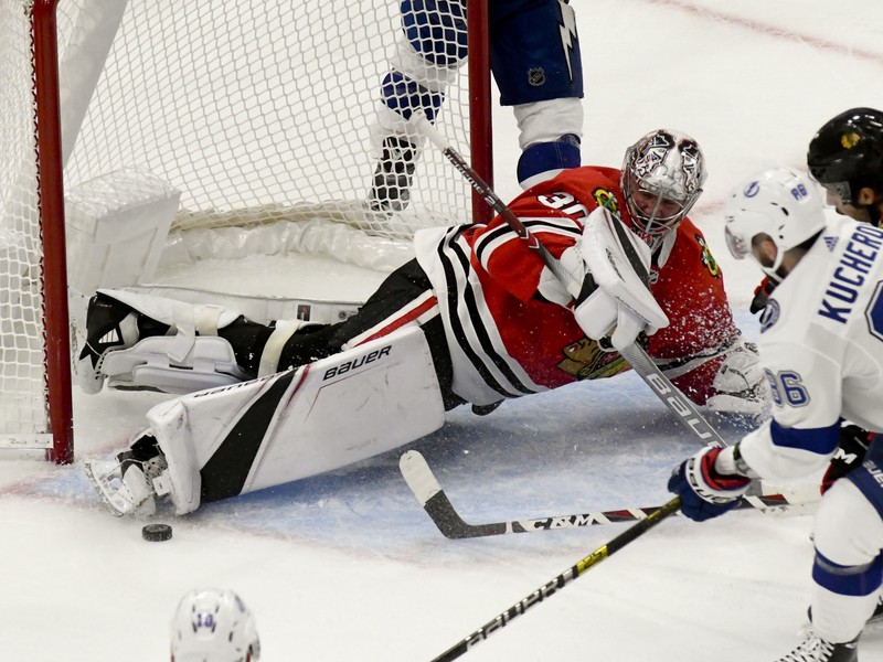 Cam Ward pri brankárskom zákroku