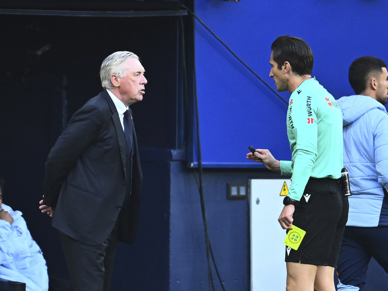 Carlo Ancelotti komunikuje s rozhodcom Monterom
