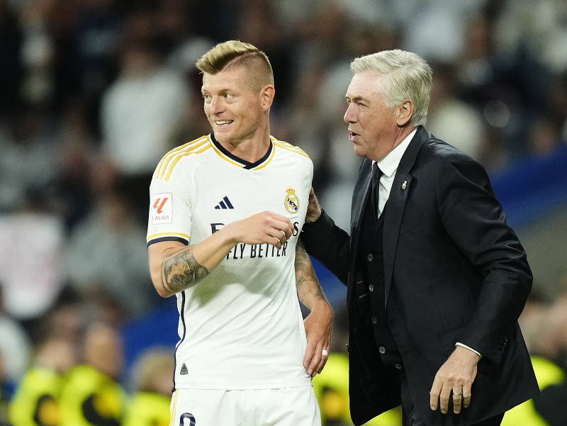 Toni Kroos s manažérom Carlom Ancelottim