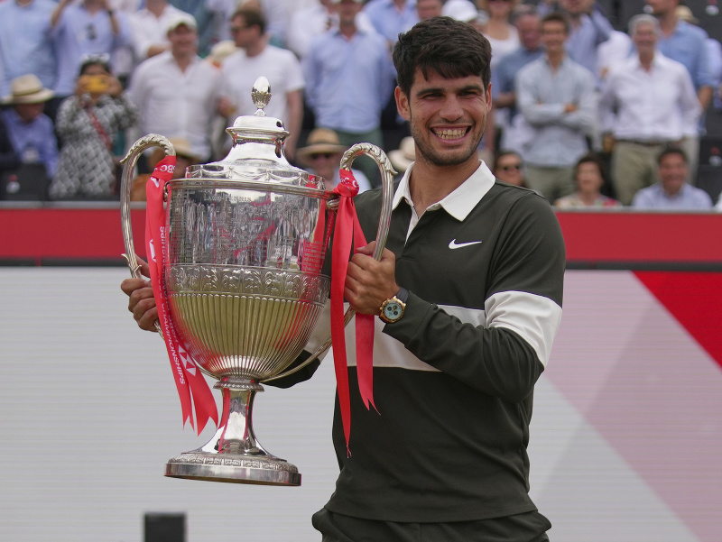 Španielsky tenista Carlos Alcaraz s trofejou pre víťaza turnaja ATP v Queen's Clube